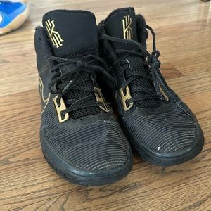 Nike Kyrie Flaptrap 4
Black Metallic Gold